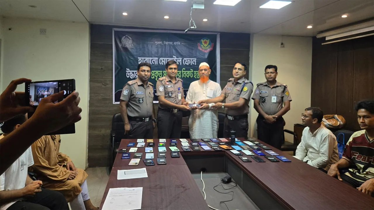 ৬১টি হারানো মোবাইল উদ্ধার করে মালিকদের বুঝিয়ে দিলো পল্টন মডেল থানা