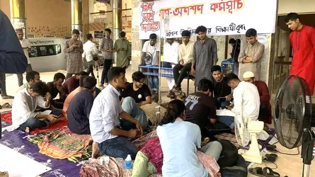 অনশনে অনড় ববি শিক্ষার্থীরা, অসুস্থ এক