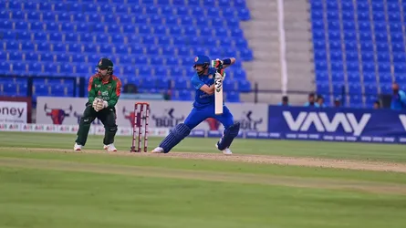 সাইফ হাসানের ৩ উইকেটে ম্যাচে ফেরার চেষ্টা বাংলাদেশের