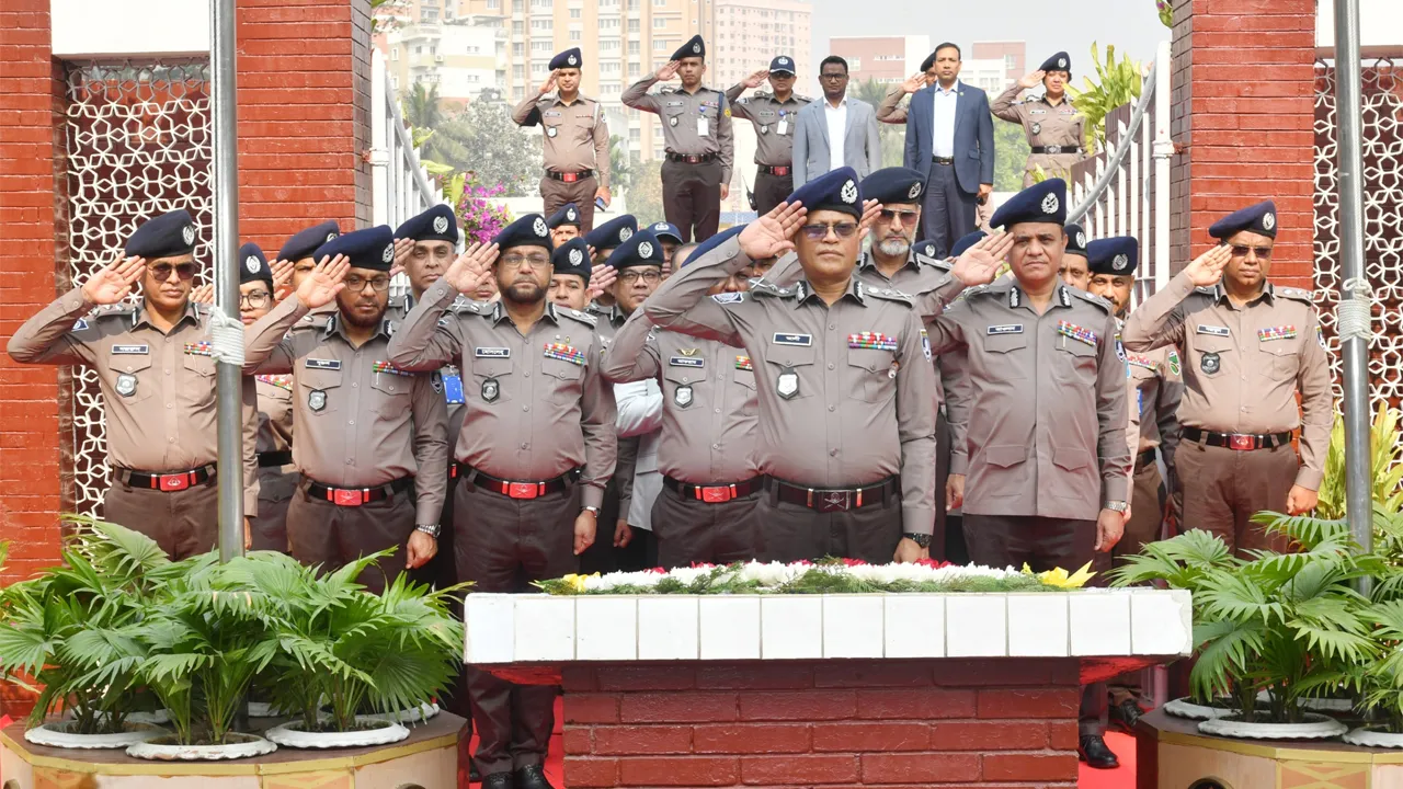 রাজারবাগ পুলিশ স্মৃতিসৌধে নবনিযুক্ত আইজিপির শ্রদ্ধা