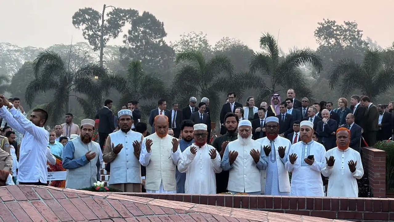 স্বাধীনতা দিবসে স্মৃতিসৌধে বিরোধীদলীয় নেতার শ্রদ্ধা