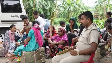 পশ্চিমবঙ্গে বাংলাদেশ সীমান্তে জড়ো হওয়া ‘অবৈধ অভিবাসীর’ সংখ্যা দিন দিন বাড়ছে