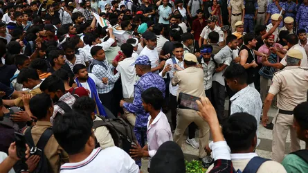 রণক্ষেত্রে পরিণত ভারতের রাজধানী, বন্ধ ইন্টারনেট