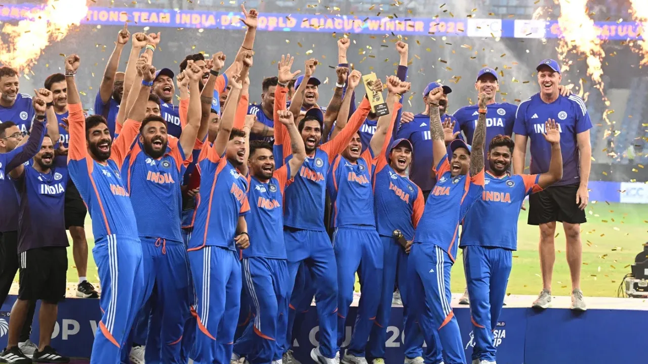এবার পাকিস্তানি এসিসি সভাপতির হাত থেকে ট্রফি নিলো না ভারত