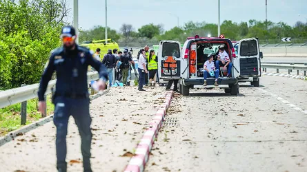 হাউছিদের ক্ষেপণাস্ত্রের আঘাতে ক্ষতিগ্রস্ত ইসরাইলের প্রধান বিমানবন্দর
