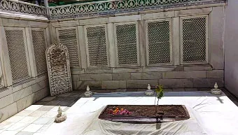 সম্রাট আওরঙ্গজেবের সমাধি ভেঙে সরিয়ে দেয়ার দাবি বিজেপি নেতাদের