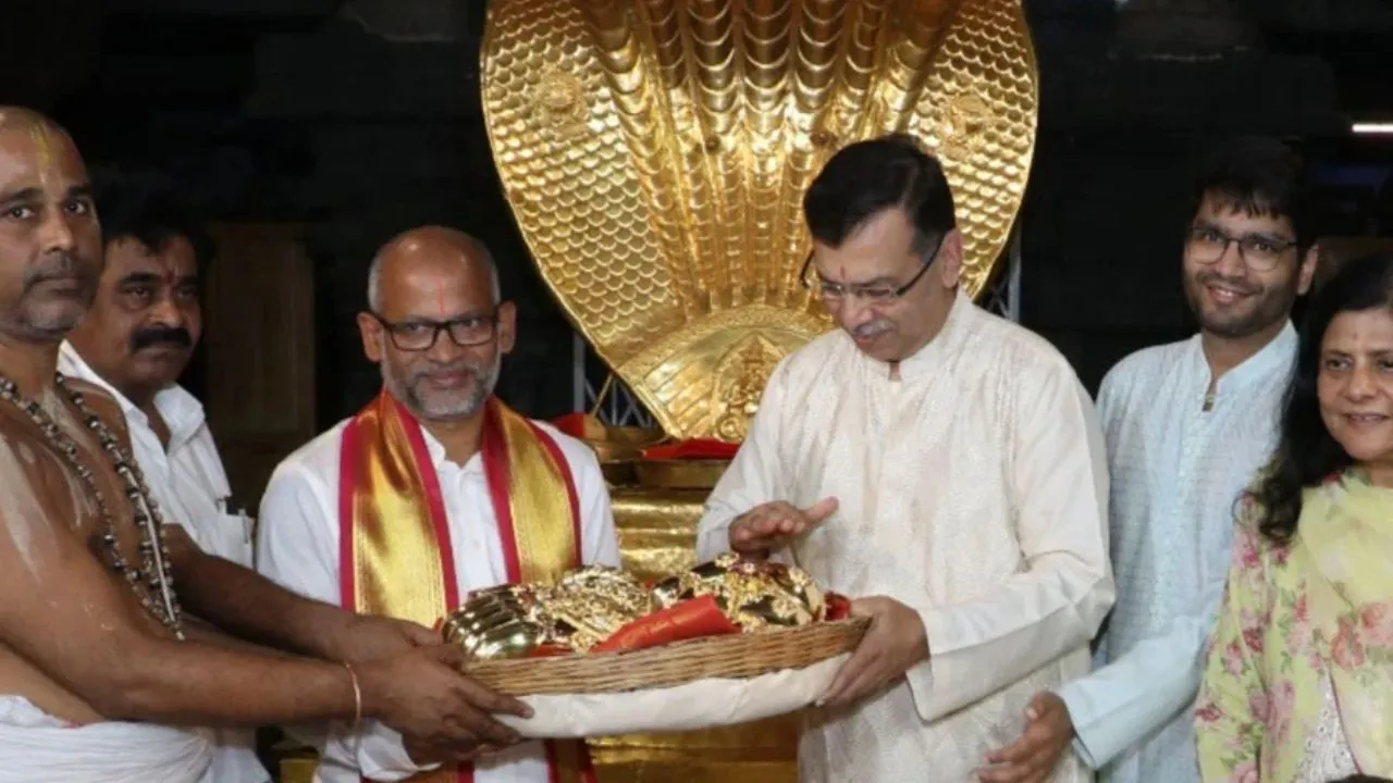 দলকে প্লে-অফে ওঠাতে মন্দিরে কোটি কোটি টাকার গহনা দান লক্ষ্মৌর মালিকের