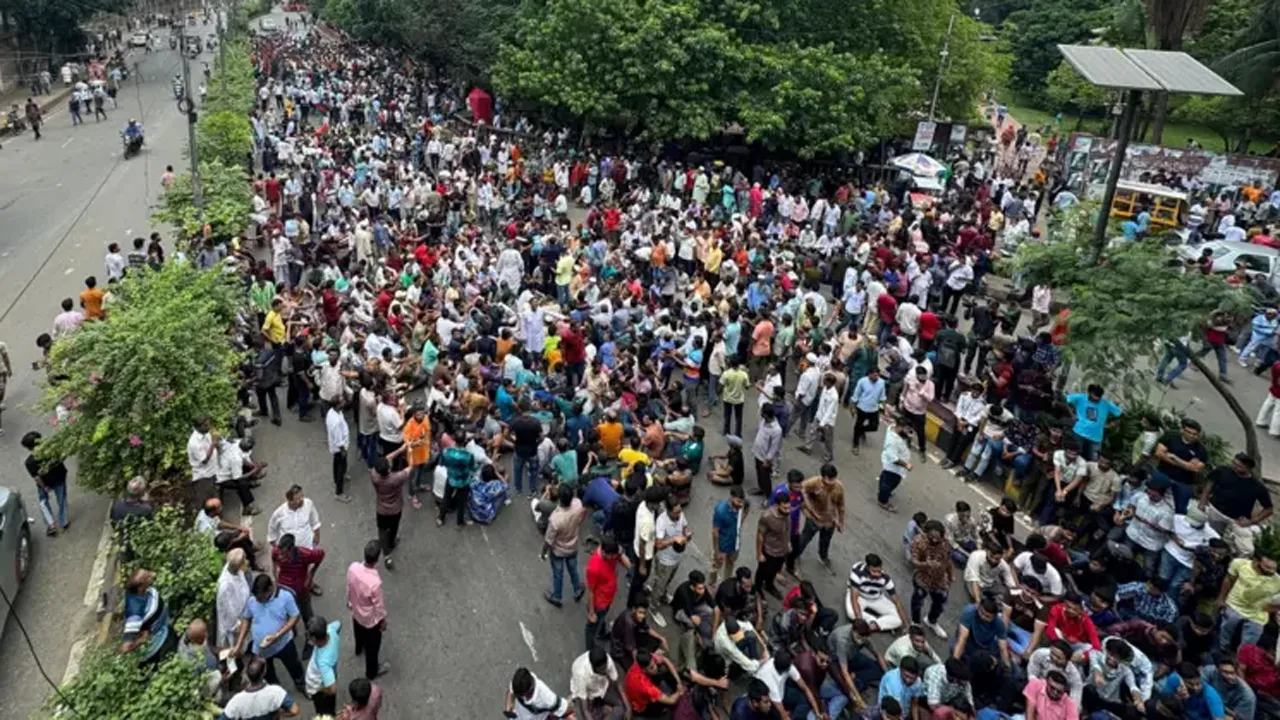 ইশরাকের শপথের দাবিতে মৎস ভবন এলাকায় সড়ক অবরোধ