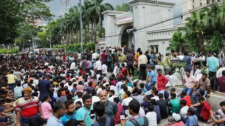 ইশরাককে মেয়রের দায়িত্ব বুঝিয়ে দেয়ার দাবিতে নগর ভবনে বিক্ষোভ