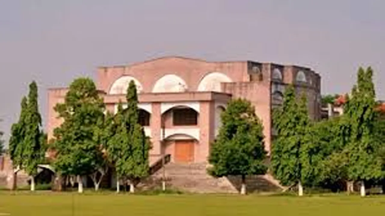 ভিডিও করায় সাংবাদিকদের মারধর, ফোন কেড়ে নিয়ে তথ্য লোপাট