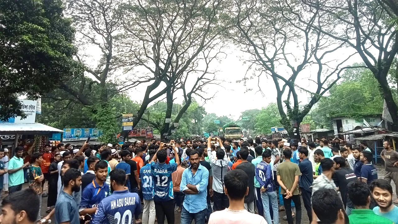 এনসিপি’র সমাবেশে হামলার প্রতিবাদে ইবিতে অবরোধ