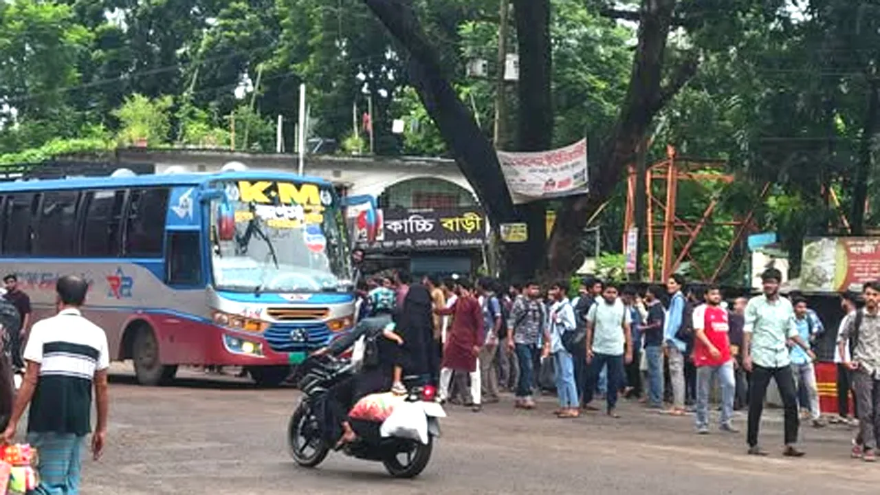 বাড়তি ভাড়া না দেয়ায় নারী শিক্ষার্থীর গায়ে হাত, আটক ৫ বাস