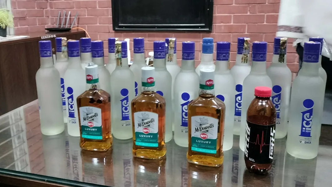 জাবিতে ২০ বোতল মদসহ শিক্ষার্থী আটক