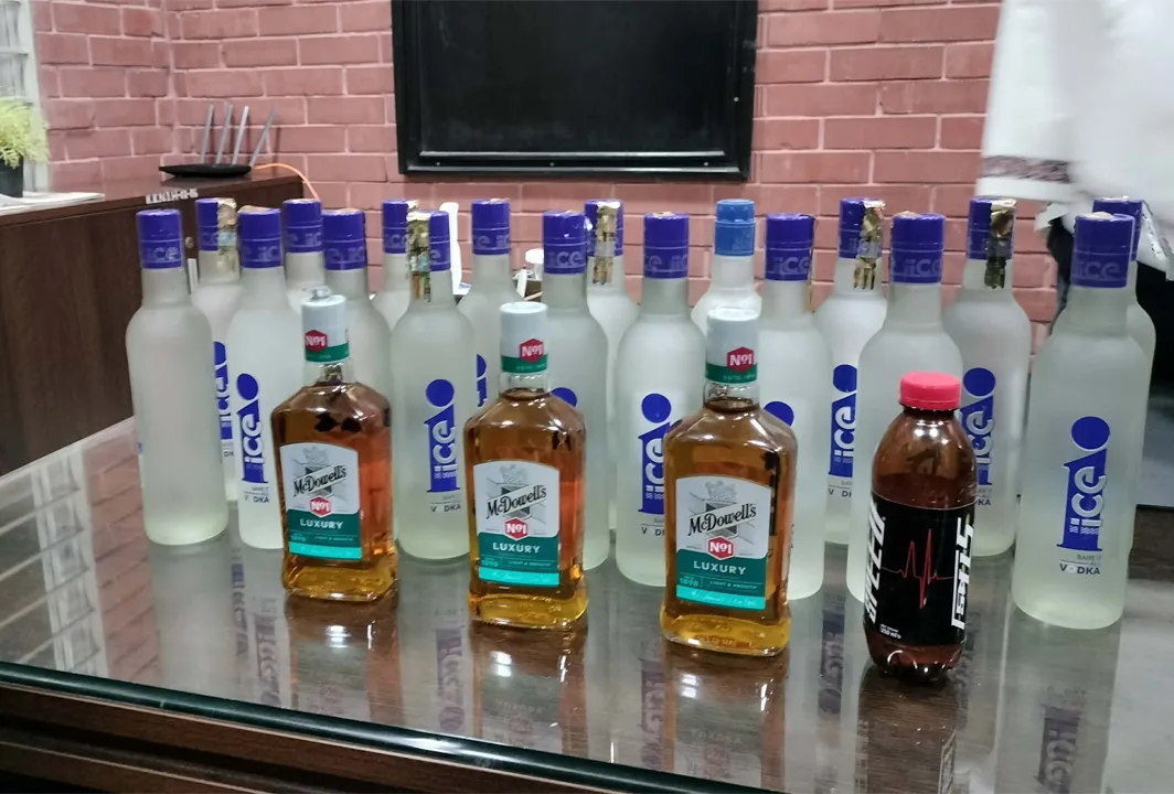 জাবিতে ২০ বোতল মদসহ শিক্ষার্থী আটক