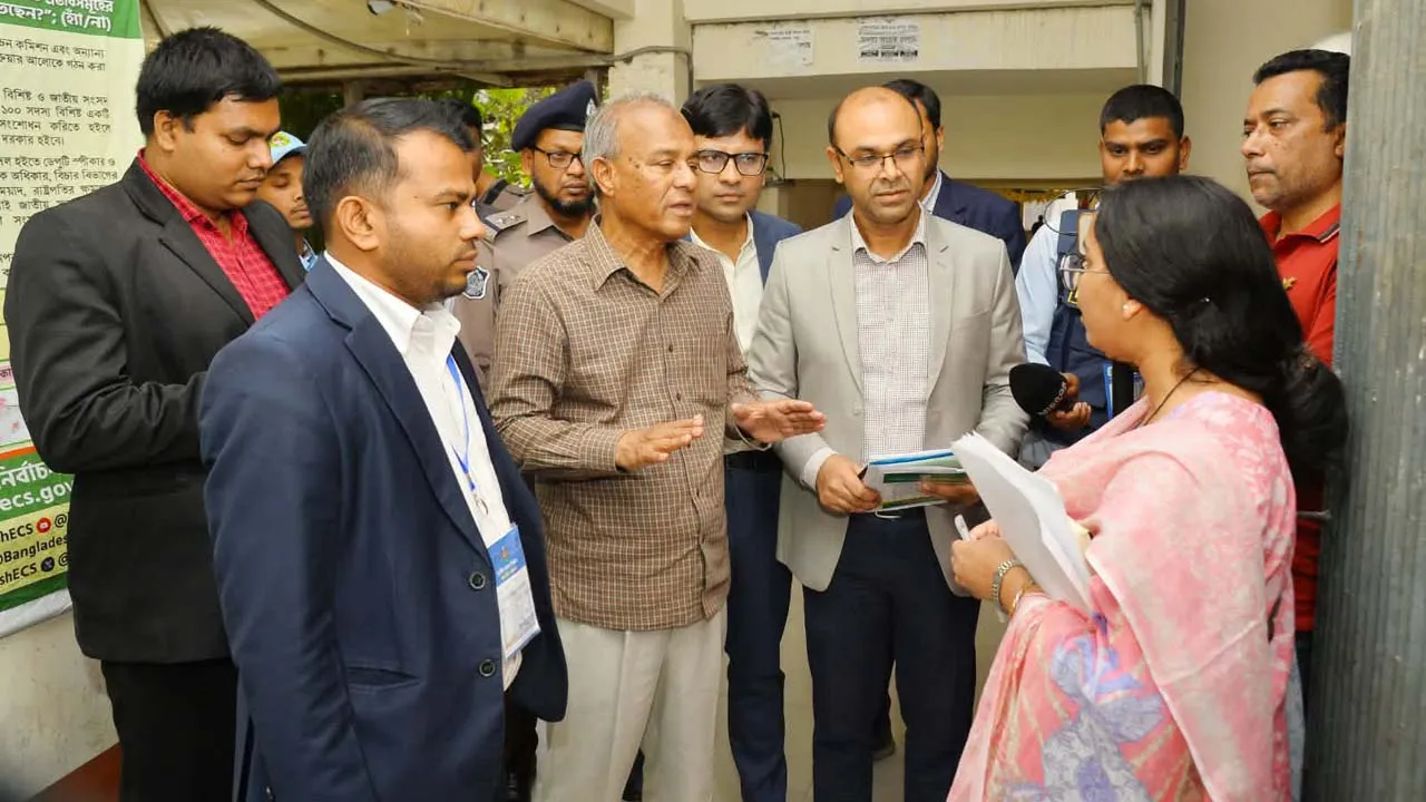 রাজধানীর বিভিন্ন ভোটকেন্দ্র পরিদর্শনে স্বরাষ্ট্র উপদেষ্টা