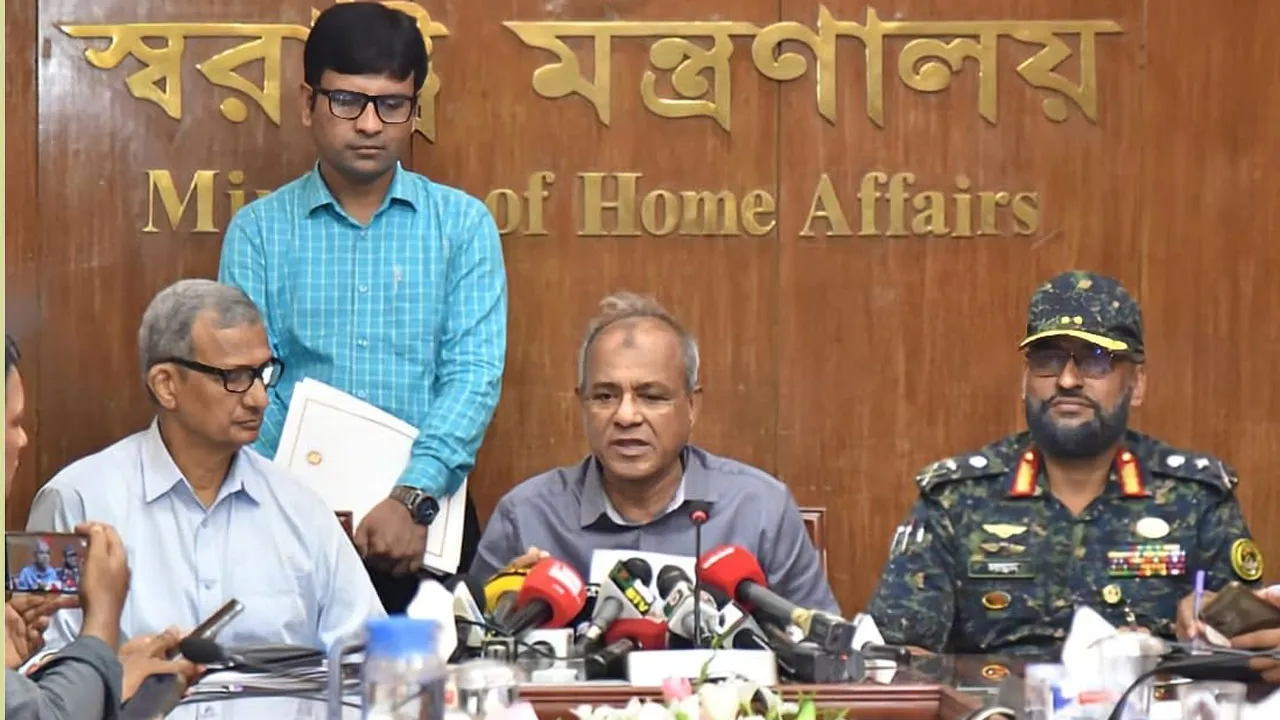 পুলিশের লুট হওয়া অস্ত্রের সন্ধান দিলে মিলবে পুরস্কার : স্বরাষ্ট্র উপদেষ্টা