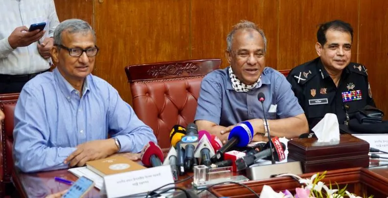গরু বহনকারী গাড়ি মাঝপথে থামানো যাবে না : স্বরাষ্ট্র উপদেষ্টা