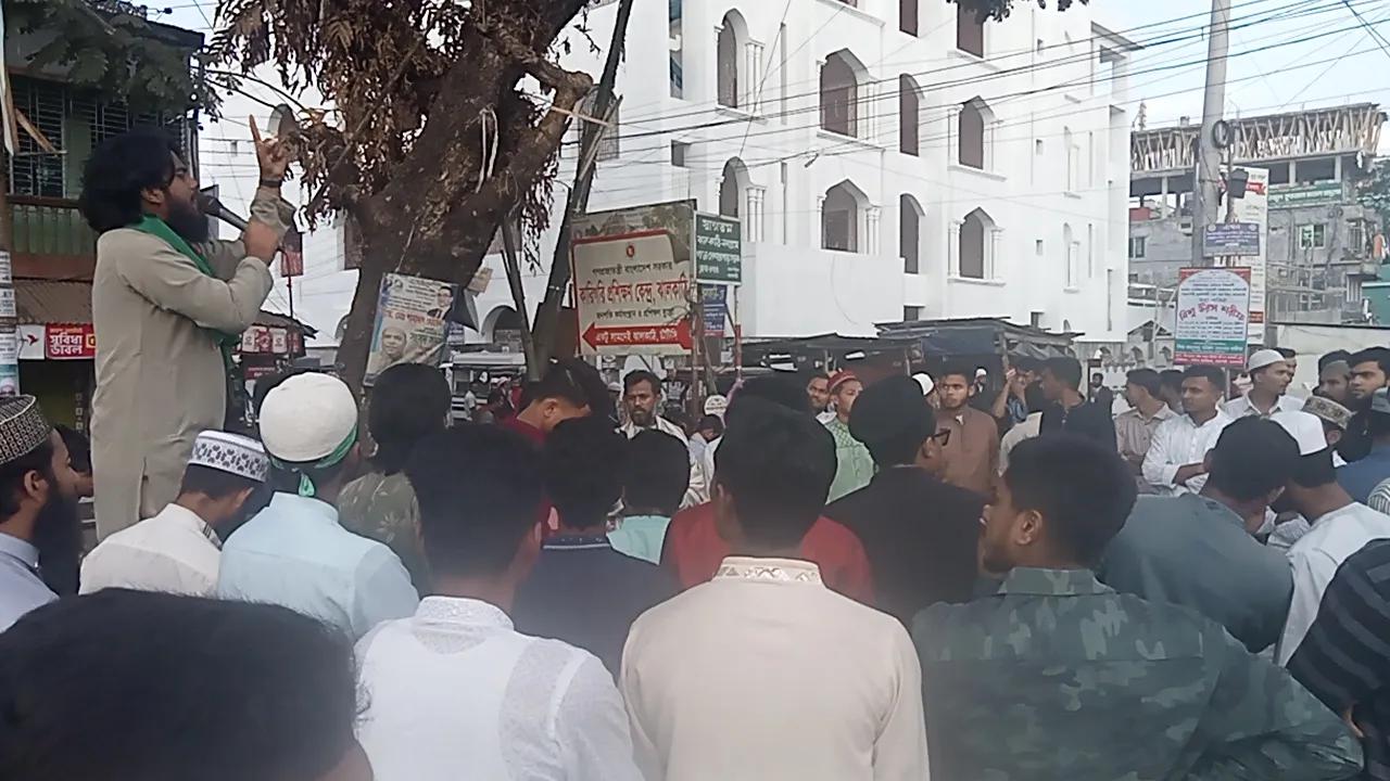 শহীদ হাদি হত্যার প্রতিবাদে নিজ জেলা ঝালকাঠিতে মহাসড়ক অবরোধ