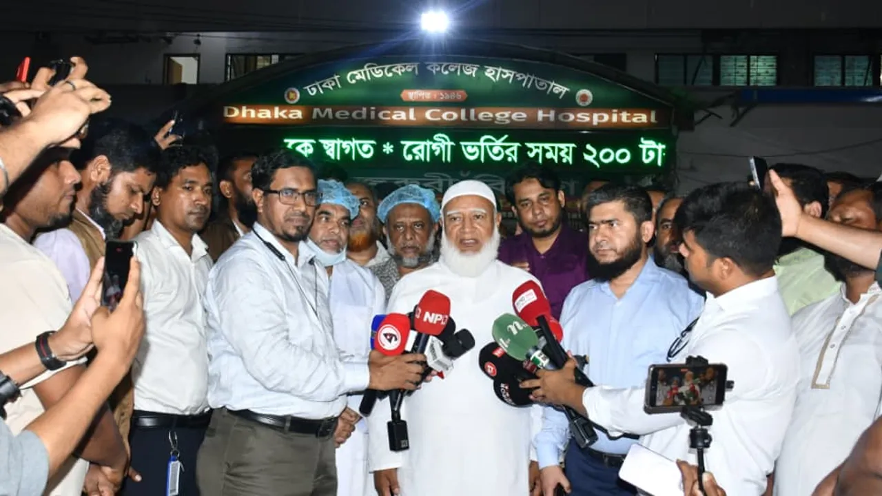 হামলায় গুরুতর আহত ডা: নাসিরকে দেখতে ঢামেক হাসপাতালে বিরোধীদলীয় নেতা