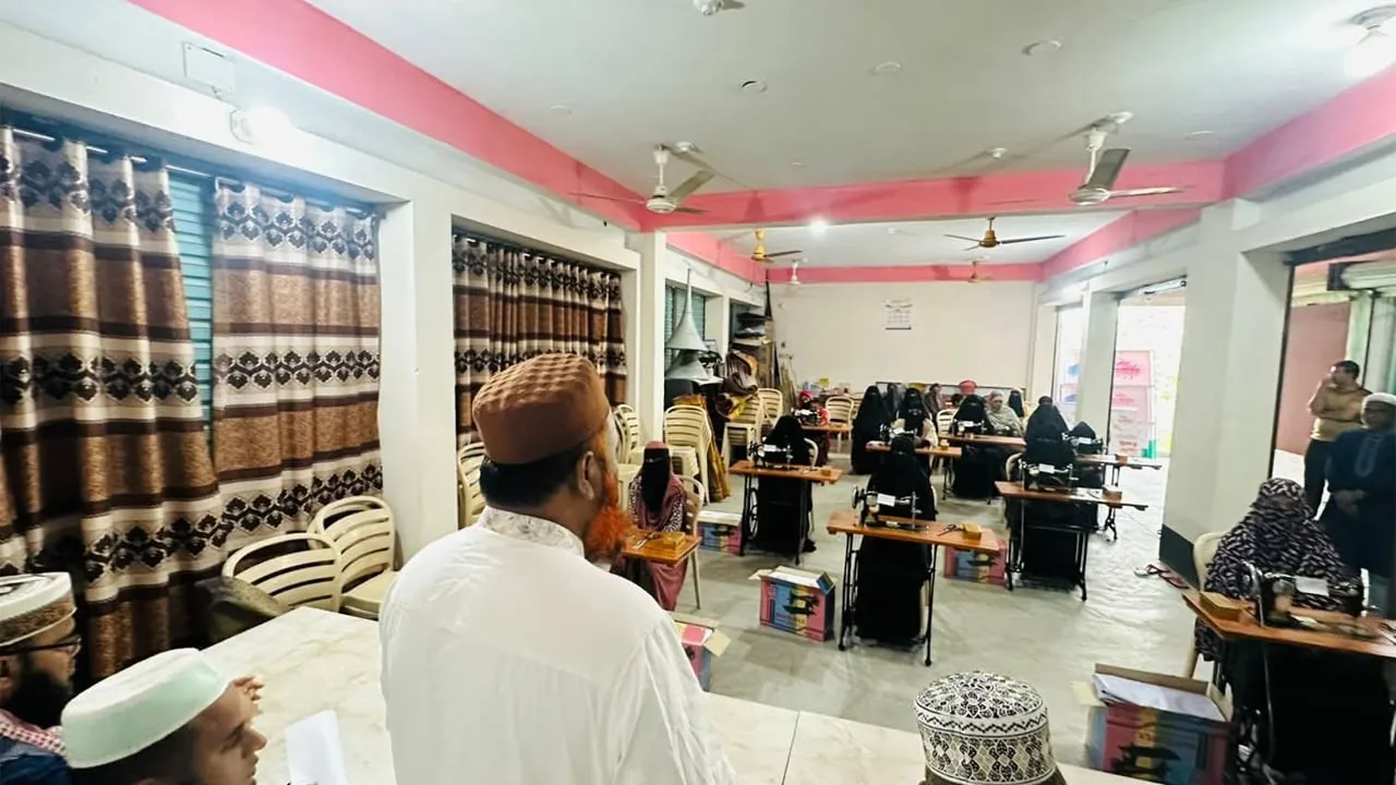 গফরগাঁওয়ে জামায়াতের মহিলা বিভাগের উদ্যোগে সেলাই মেশিন বিতরণ