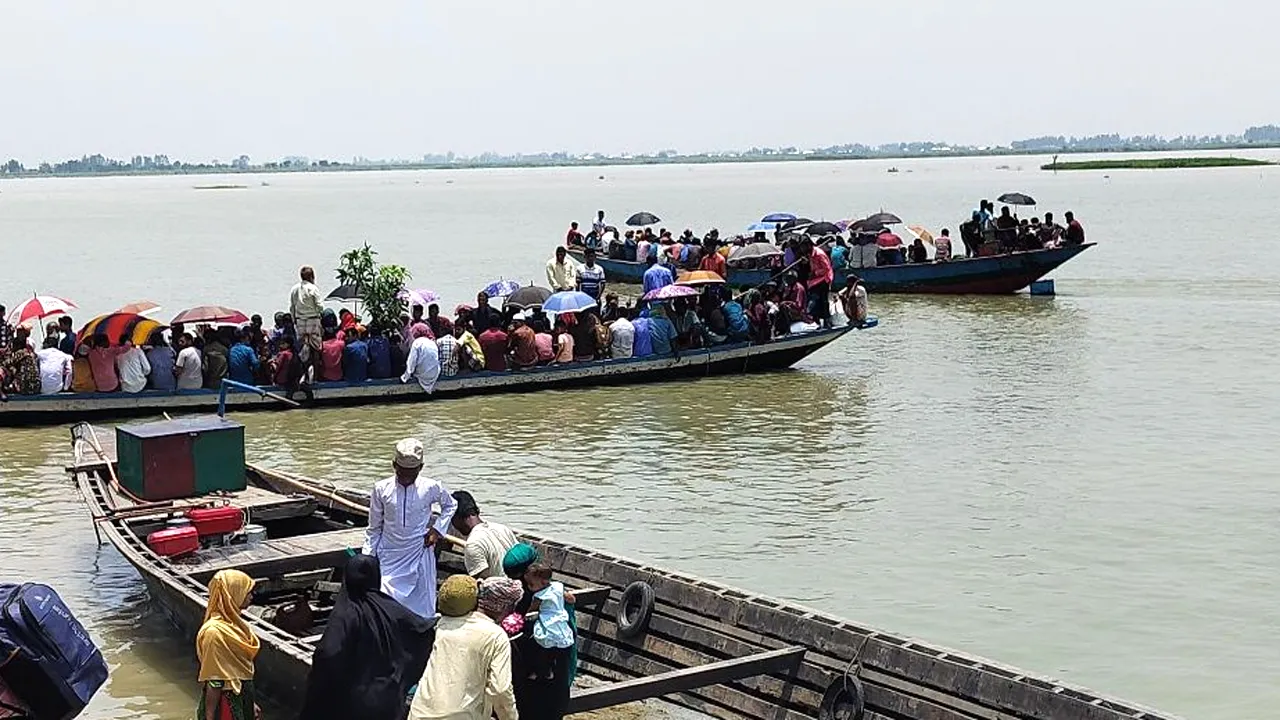 চরাঞ্চলে জীবনের ঝুঁকি নিয়ে নদী পার হচ্ছে হাজারো মানুষ