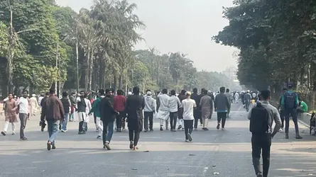 সংসদ ভবন এলাকায় জড়ো হচ্ছে মানুষ