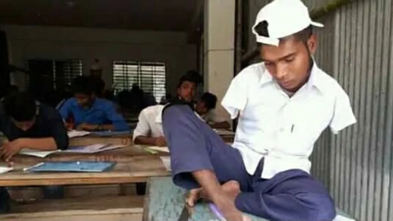 হাত না থাকায় এনআইডি কার্ড পাচ্ছেন না কলেজছাত্র জসিম