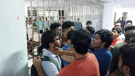 এবার ভবনে তালা দেয়ার হুঁশিয়ারি জবি শিক্ষার্থীদের