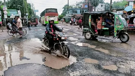 চলাচলের অযোগ্য হয়ে পড়েছে যশোরের একাধিক মহাসড়ক