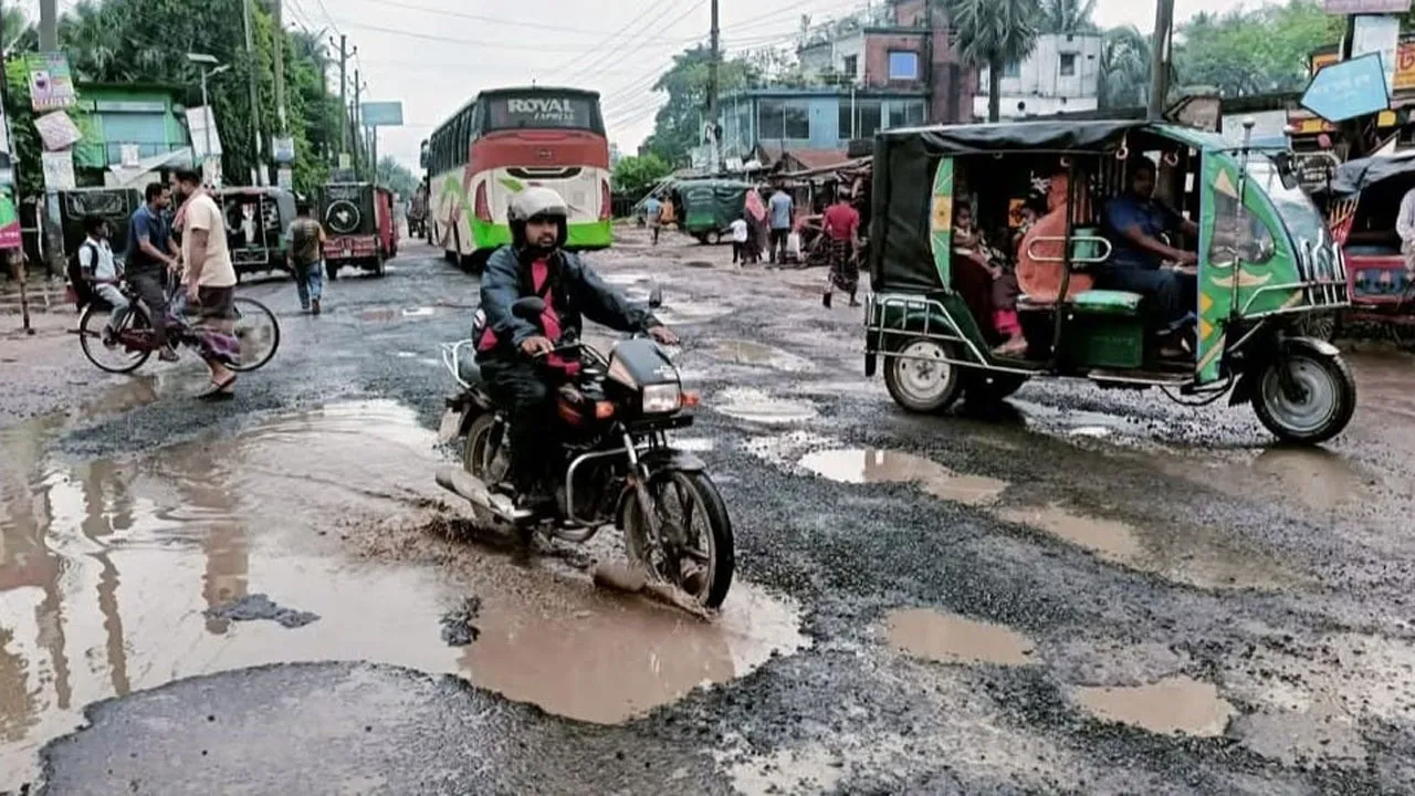 চলাচলের অযোগ্য হয়ে পড়েছে যশোরের একাধিক মহাসড়ক