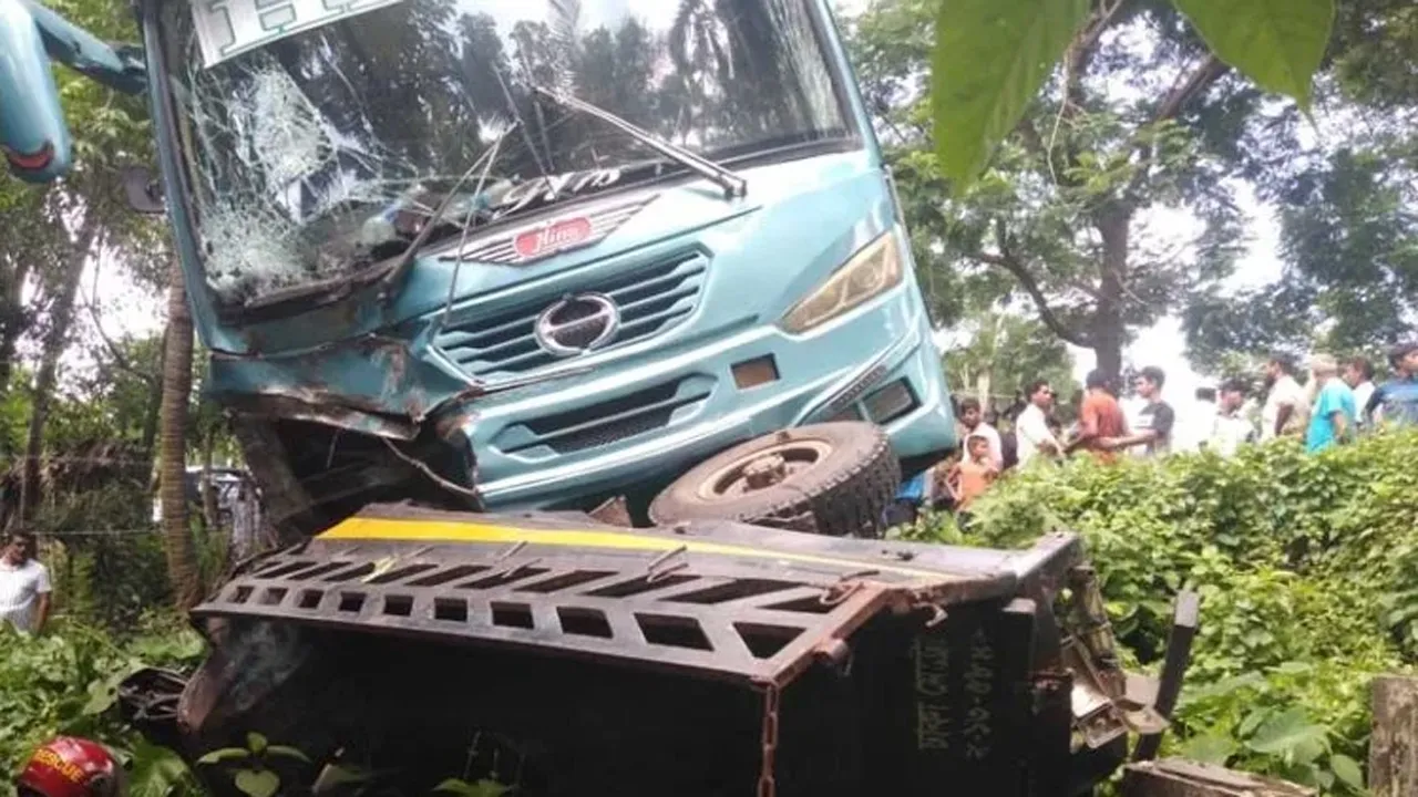 ঝালকাঠিতে বাস-পিকআপ মুখোমুখি সংঘর্ষে নিহত ২