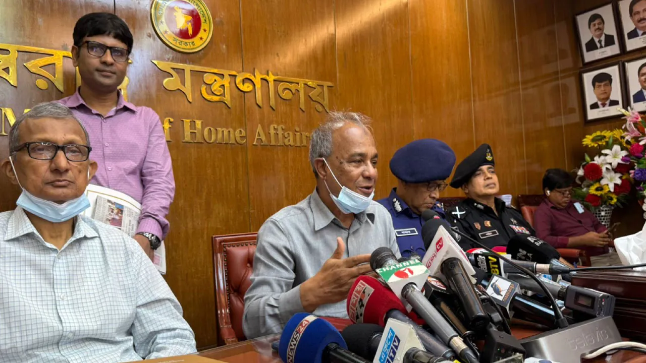 আসিফ মাহমুদের এয়ারপোর্টে অস্ত্র বহনের যে ব্যাখ্যা দিলেন স্বরাষ্ট্র উপদেষ্টা