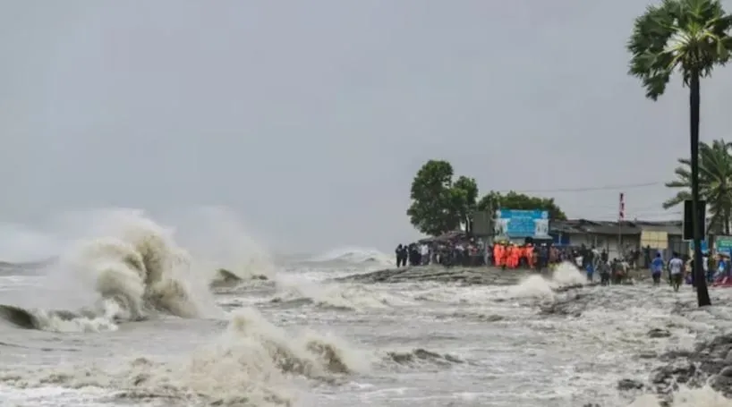উপকূল অতিক্রম করছে গভীর নিম্নচাপ, ১৪ জেলায় জলোচ্ছ্বাসের শঙ্কা