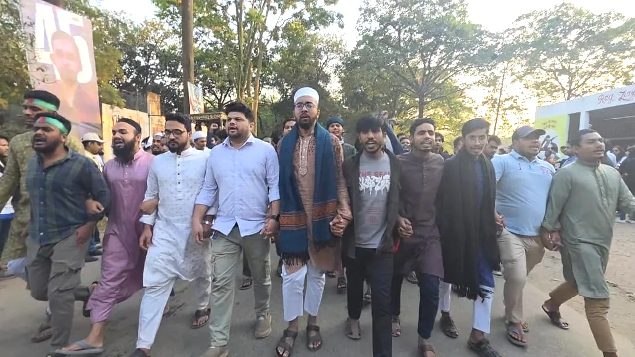 ওসমান হাদির ওপর গুলির প্রতিবাদে ও জুলাই হামলাকারীদের বিচারের দাবিতে জাবিতে বিক্ষোভ