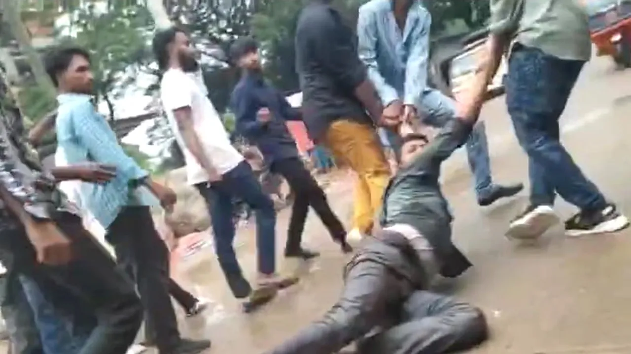 গাজীপুরে পুলিশের উপস্থিতিতে সংবাদকর্মীকে ইট দিয়ে থেতলে দেয় দুর্বৃত্তরা