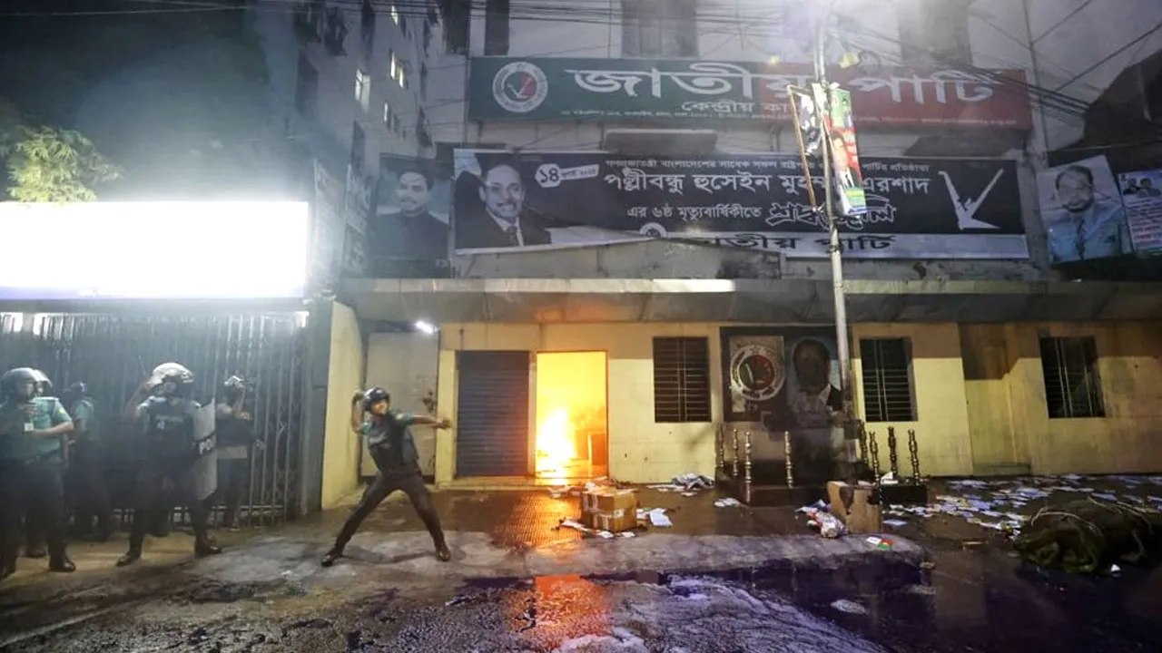 জাতীয় পার্টির কেন্দ্রীয় কার্যালয়ে ভাঙচুর, অগ্নিসংযোগ