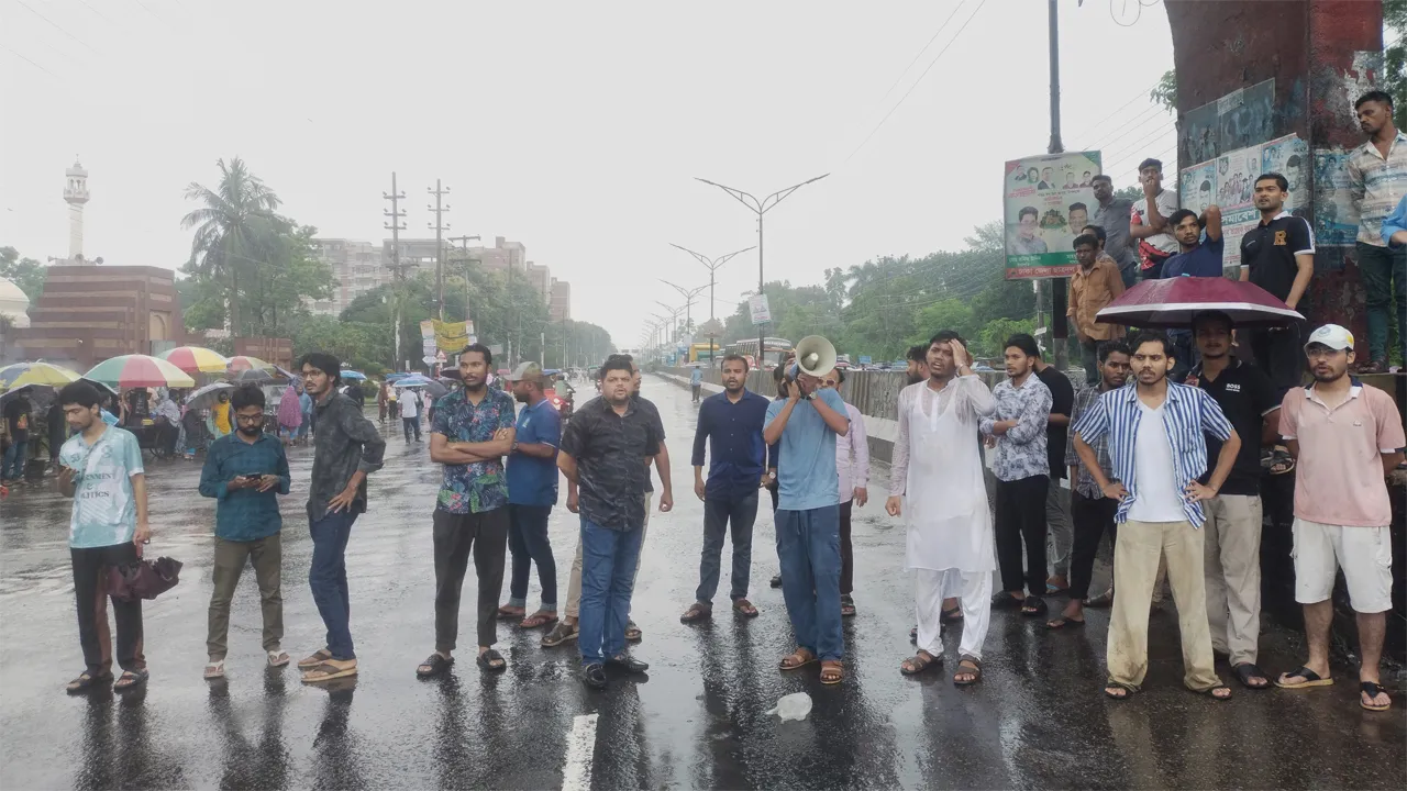 এনসিপি’র গাড়িবহরে হামলার ঘটনায় জাবি শিক্ষার্থীদের ঢাকা-আরিচা মহাসড়ক অবরোধ