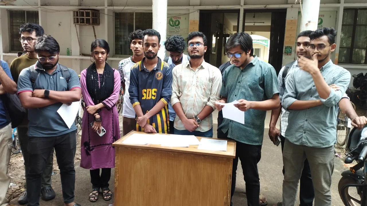 জাবিতে ভবন নির্মাণে গাছকাটা ইস্যুতে ‘ভুল বোঝাবুঝি’ ব্যাখ্যা দিলেন শিক্ষার্থীরা