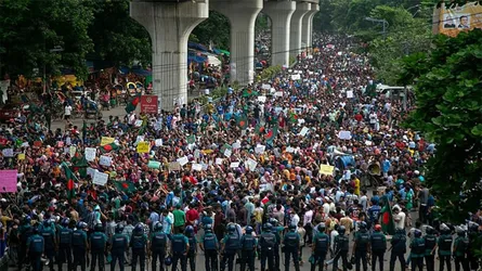 বাঁধভাঙা উল্লাসে ফেটে পড়ে রাজধানীবাসী