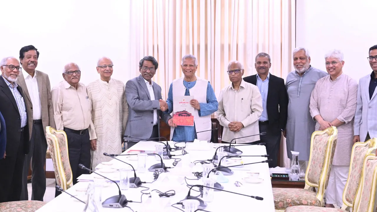 প্রধান উপদেষ্টার কাছে জুলাই সনদ বাস্তবায়নের সুপারিশ হস্তান্তর