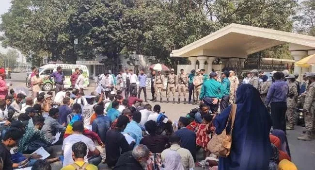 প্রধান উপদেষ্টার কার্যালয়ের সামনে জুলাই আন্দোলনে আহতদের অবস্থান