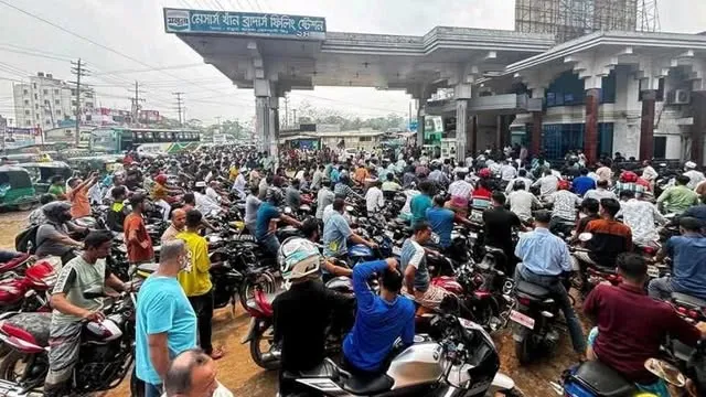 কটিয়াদীতে পেট্রোল পাম্পে দীর্ঘ লাইন, খুচরা দোকানে অতিরিক্ত দাম