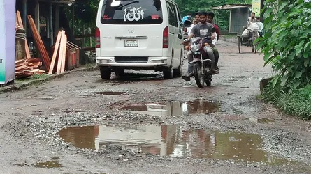 চাটমোহরের রাস্তাটি এখন মরণফাঁদ, দ্রুত সংস্কারের দাবি