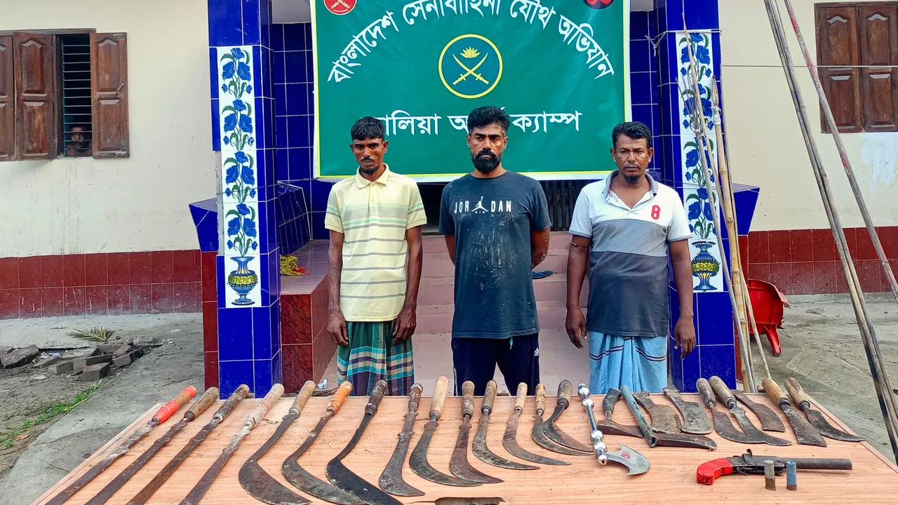 কালিয়ায় যৌথ অভিযানে অস্ত্রসহ গ্রেফতার ৩