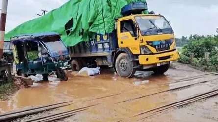 ৩ ঘণ্টা বন্ধ থাকার পর ঢাকার সাথে উত্তরবঙ্গের ট্রেন চলাচল স্বাভাবিক