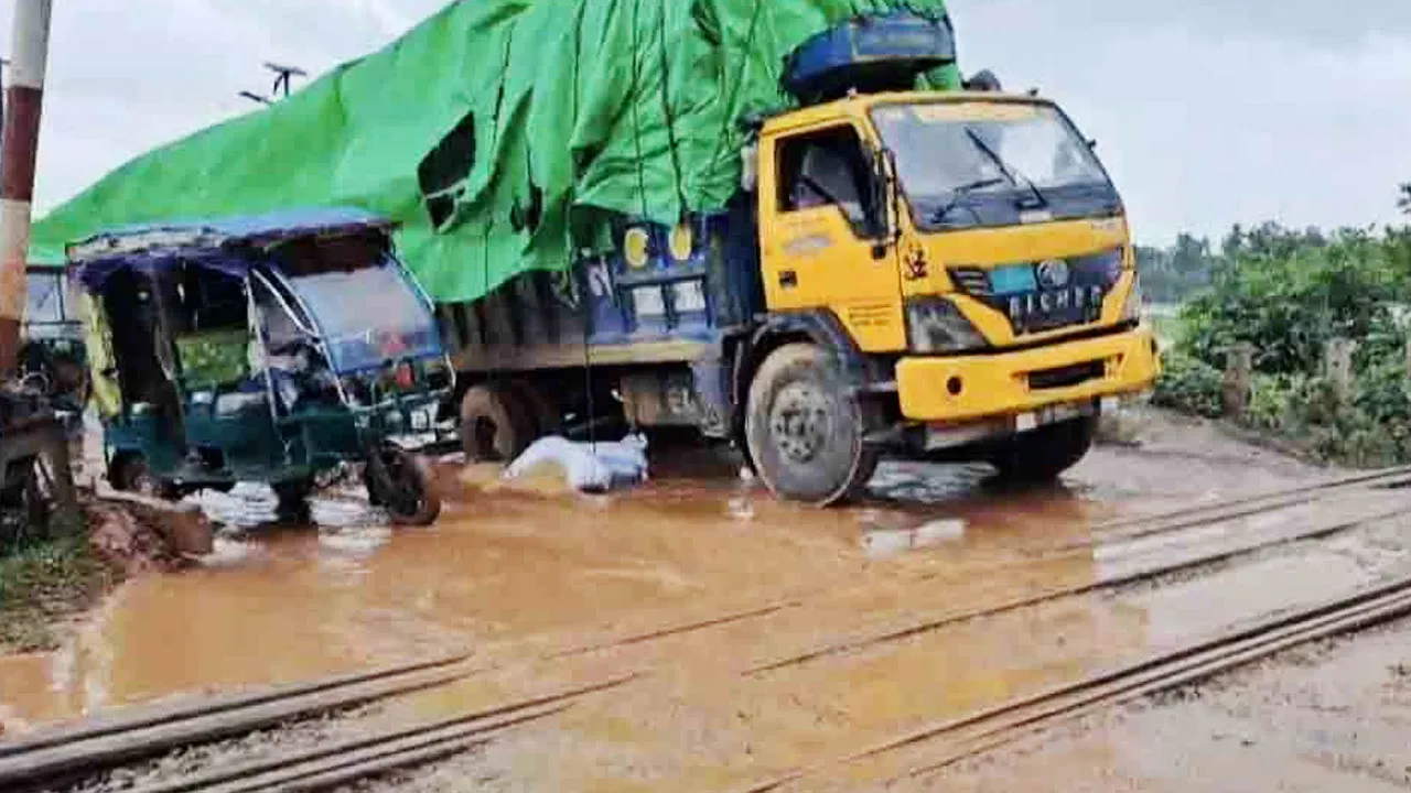 ৩ ঘণ্টা বন্ধ থাকার পর ঢাকার সাথে উত্তরবঙ্গের ট্রেন চলাচল স্বাভাবিক