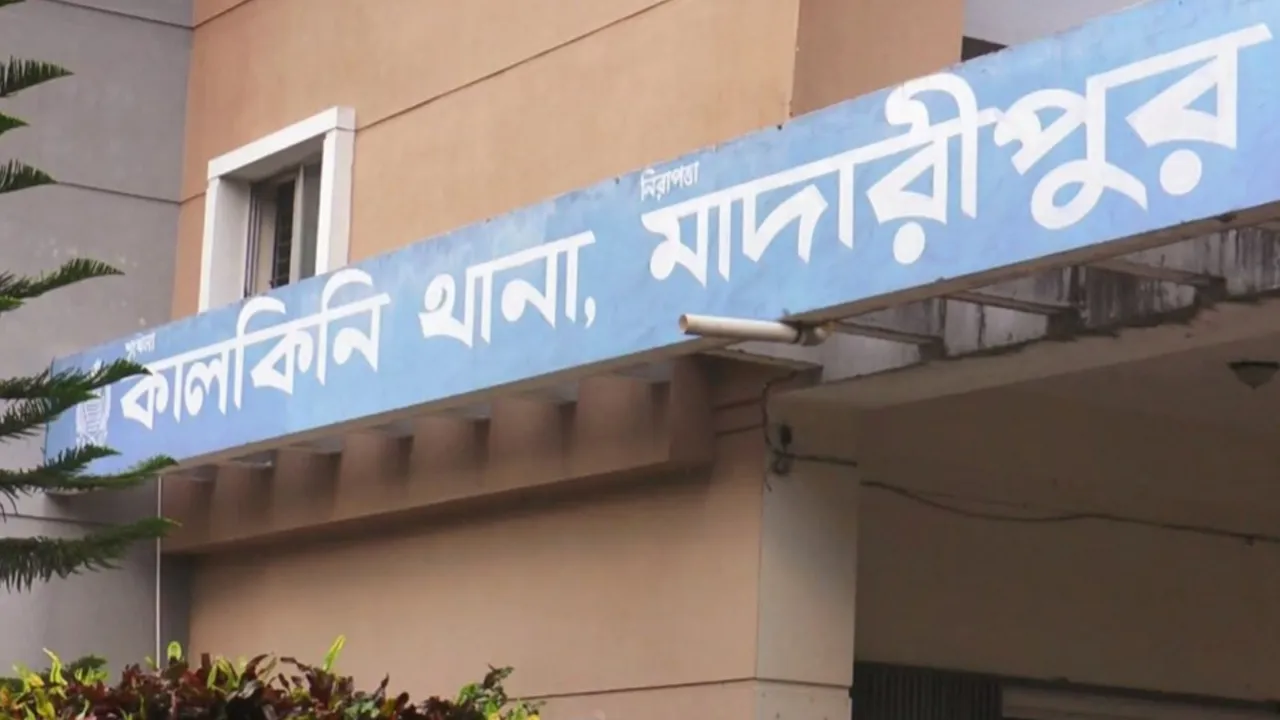 পুলিশ ক্লিয়ারেন্সে টাকা দাবি, কনস্টেবল ক্লোজড
