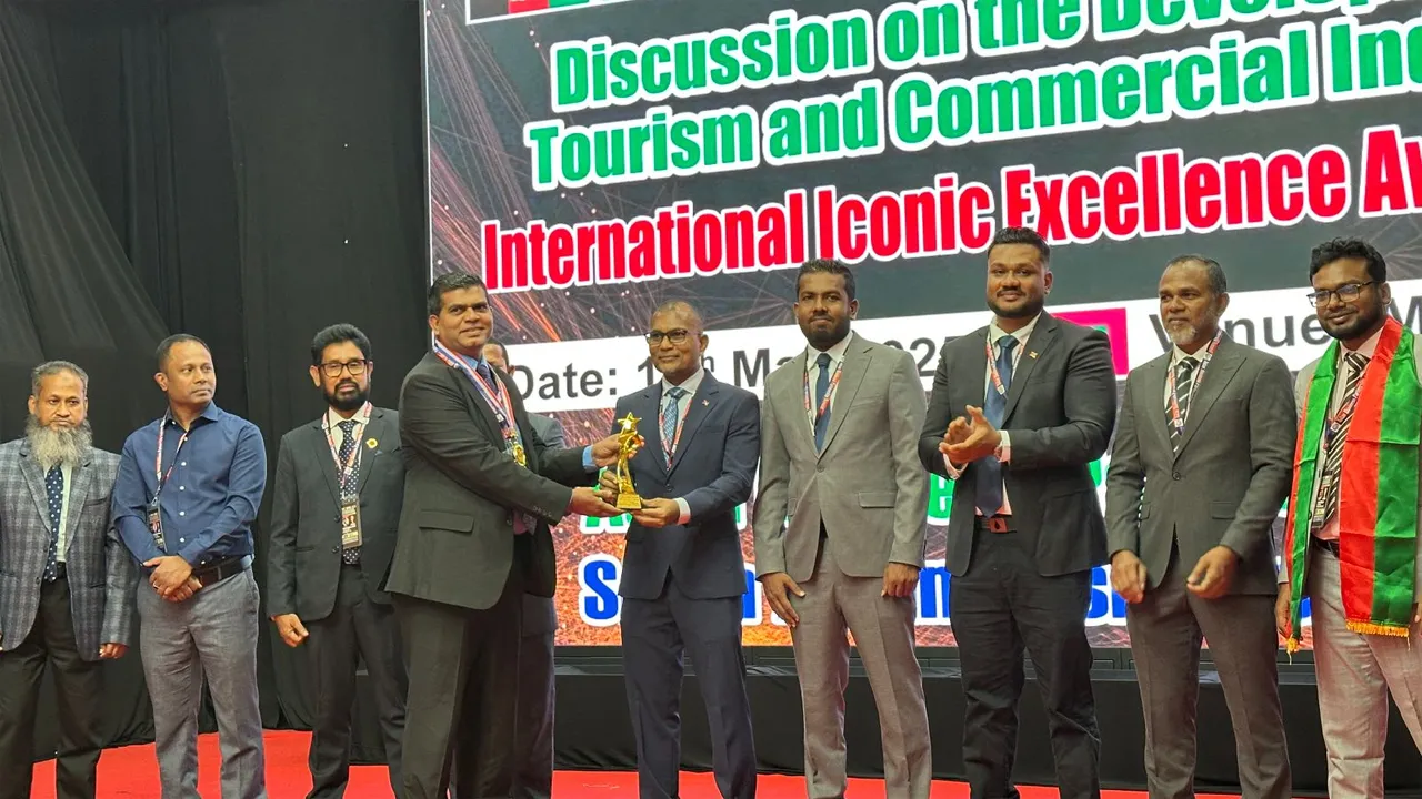 মালদ্বীপে আইকোনিক এক্সিলেন্স অ্যাওয়ার্ড পেলেন ইউএস-বাংলার কামরুল