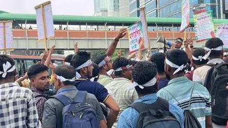 কারওয়ান বাজারে মালয়েশিয়া গমনেচ্ছুদের বিক্ষোভ, যান চলাচল ব্যাহত