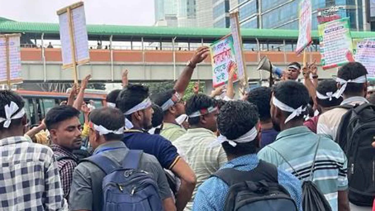 কারওয়ান বাজারে মালয়েশিয়া গমনেচ্ছুদের বিক্ষোভ, যান চলাচল ব্যাহত
